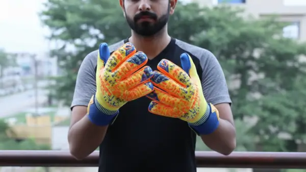 GOALKEEPER GLOVES